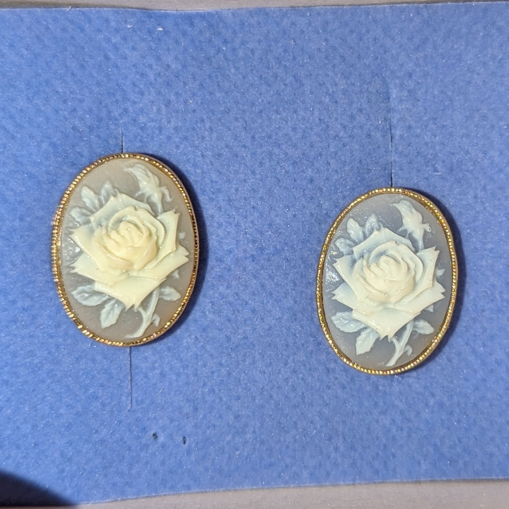 Vintage clip on earring. Blue and white rose cameos and pin